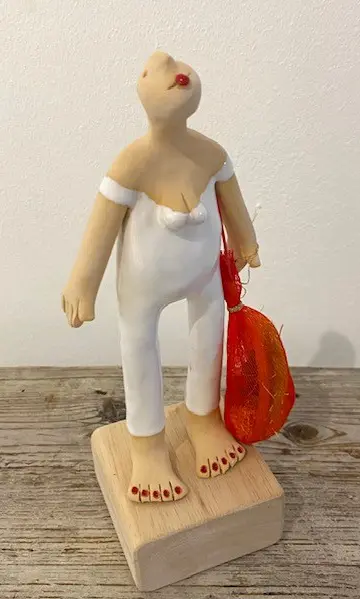 Kiki Demelinne, Jutter vrouw wit, 100 euro, Ceramic on wooden block with beachcombed beach plastic, 21 cm