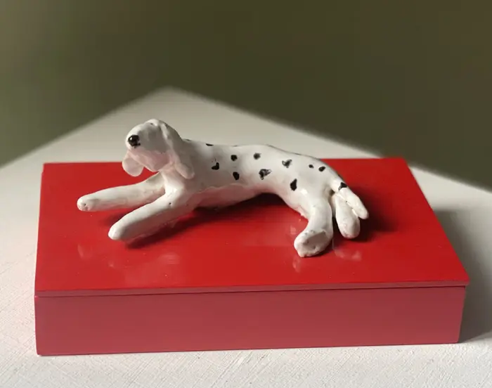 Kiki Demelinne, Kistje met hondje, 140 euro, Ceramic on box, 15x10x8 cm