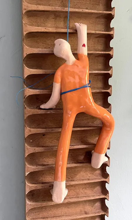 Kiki Demelinne, Klimmer oranje, 175 euro, Ceramic in cigar press, 58 cm
