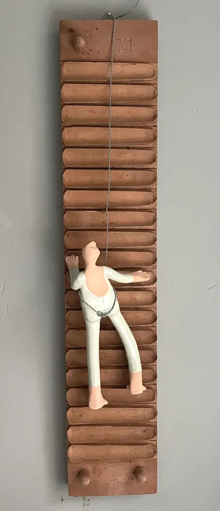 Kiki Demelinne, Klimmer, 175 euro, Ceramic and cigar press, 56x11x4 cm