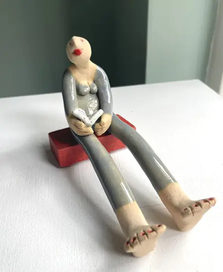 Kiki Demelinne, Lezen, 125 euro, Ceramic on toy building block, 10x14 cm