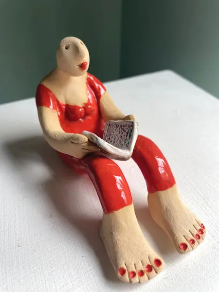 Kiki Demelinne, Lezend vrouwtje rood, 110 euro, Ceramic, 8x12x6 cm