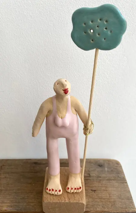 Kiki Demelinne, Licht roze dame met bloem, 90 euro, Ceramic and wood, 23 cm