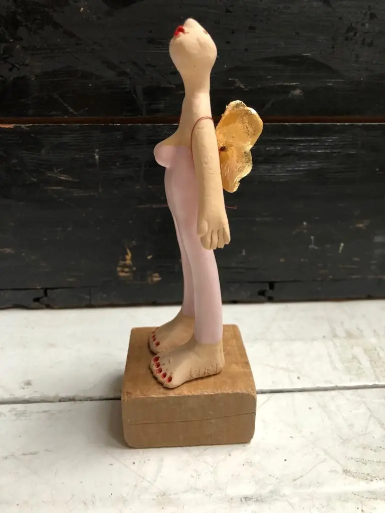 Kiki Demelinne, Licht roze engel, 90 euro, Ceramic and gold leaf, 15 cm