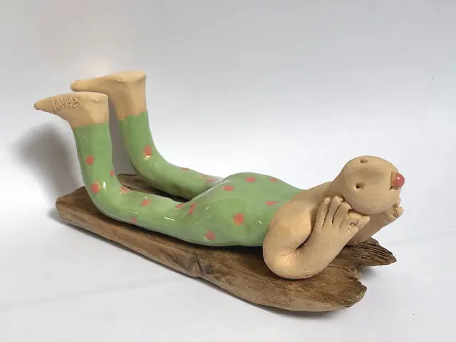 Kiki Demelinne, Liggend vrouwtje, 100 euro, Ceramic and found wood, 6x16x6 cm