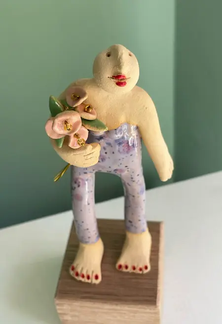 Kiki Demelinne, Lila dame met roze bloemen, 125 euro, Ceramic and old wood, 21 cm