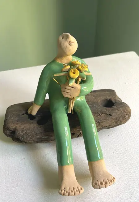 Kiki Demelinne, Man met gele bloemen, 125 euro, Ceramic and old wood, 23 cm