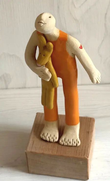 Kiki Demelinne, Man met haas, 135 euro, Ceramic, 21x8x6 cm