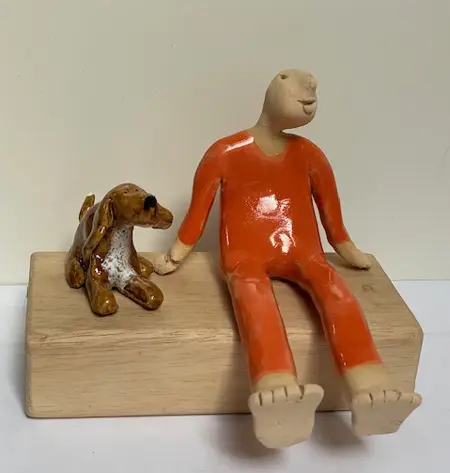 Kiki Demelinne, Man met hond op blokkendoos, 150 euro, Ceramic and old wood, 13x14x15 cm