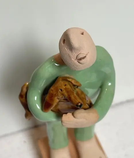 Kiki Demelinne, Man met hond pistache, 110 euro, Ceramic, 20 cm
