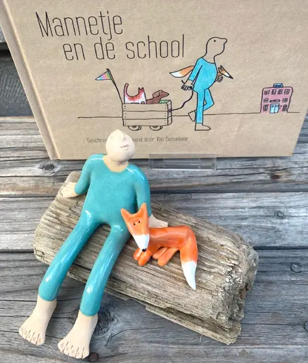 Kiki Demelinne, Man met Vossie en kinderboek, 180 euro, Ceramic and old wood, 12x17 cm