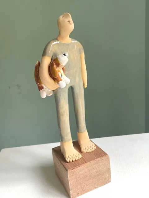 Kiki Demelinne, Mannetje met hondje grijs, 125 euro, Ceramic, 23 cm