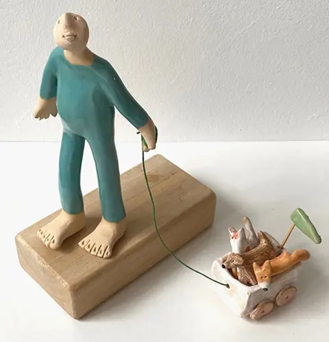 Kiki Demelinne, Mannetje met Pom, Poes en Vos, 200 euro, Ceramic on wooden base including booklet, 20x15x10 cm