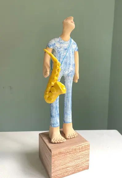 Kiki Demelinne, Mannetje met saxofoon 1, 125 euro, Ceramic, 23 cm