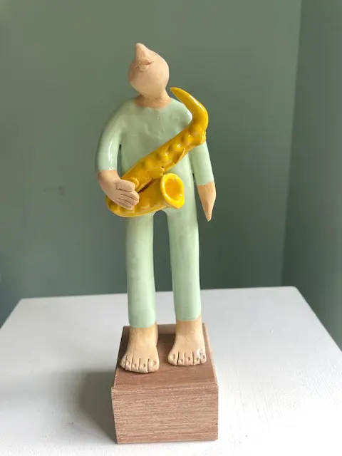 Kiki Demelinne, Mannetje met saxofoon 2 pistache, 125 euro, Ceramic, 23 cm
