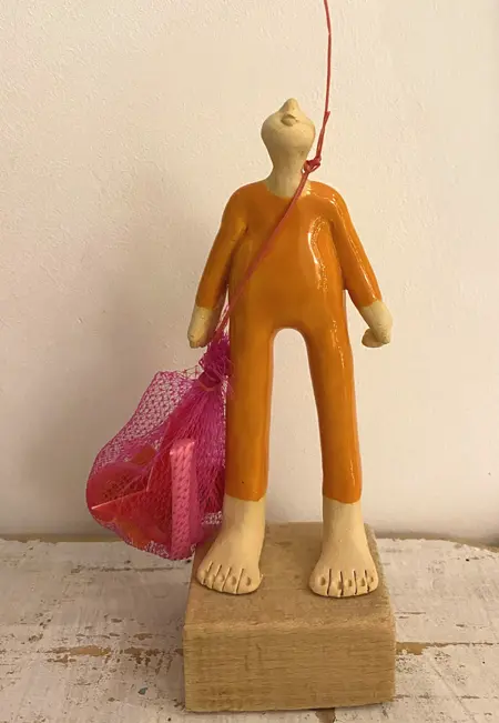 Kiki Demelinne, Oranje Jutter, 75 euro, Ceramic and plastic from the beach, 15 cm