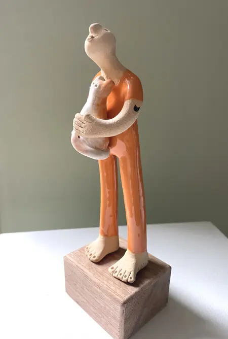Kiki Demelinne, Oranje man met poes en tattoo, 140 euro, Ceramic, 21x7x6cm