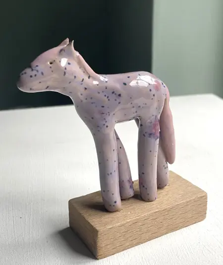 Kiki Demelinne, Paars paard, 55 euro, Ceramic on toy building block, 10x9x4 cm