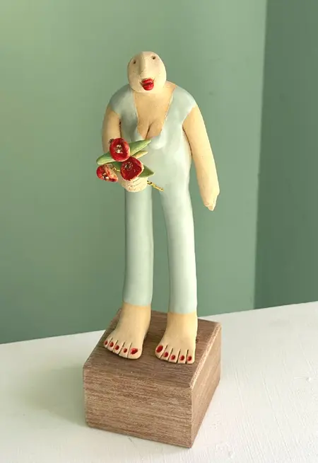 Kiki Demelinne, Pistache vrouwtje met rode bloemen, 125 euro, Ceramic and old wood, 23 cm