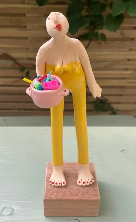 Kiki Demelinne, Plastic soep V geel, 155 euro, Ceramic on base with beachcombed plastic, 30 cm