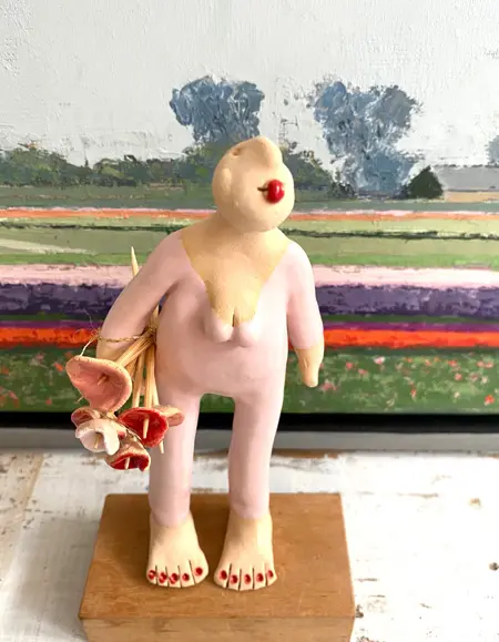 Kiki Demelinne, Poederroze vrouwtje met bloemen, 95 euro, Ceramic, 22 cm