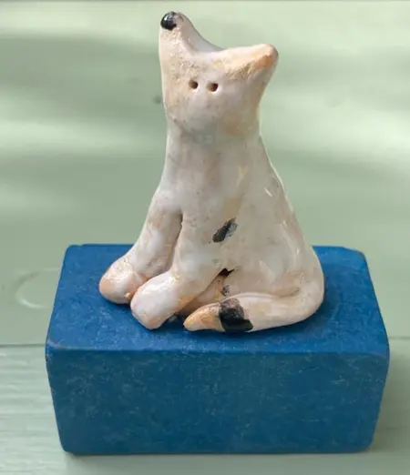 Kiki Demelinne, Poes blauw blok, 45 euro, Ceramic on toy block, 8 cm