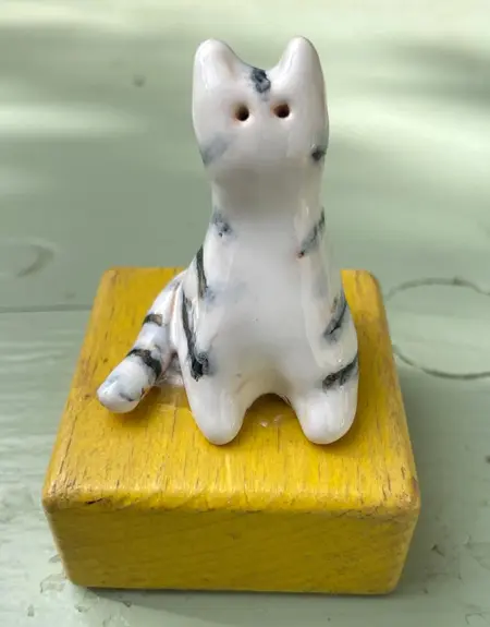 Kiki Demelinne, Poes geel blok, 45 euro, Ceramic on toy block, 8 cm