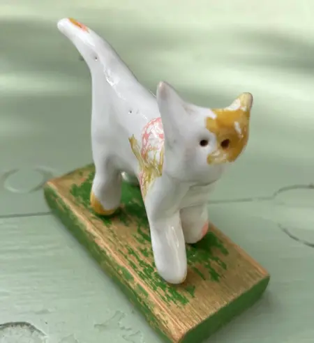 Kiki Demelinne, Poes groen blok, 50 euro, Ceramic on green toy block, 8 cm