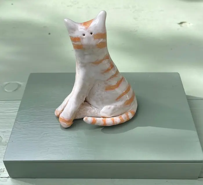 Kiki Demelinne, Poes op kistje, 150 euro, Ceramic on box, 13x15x10 cm