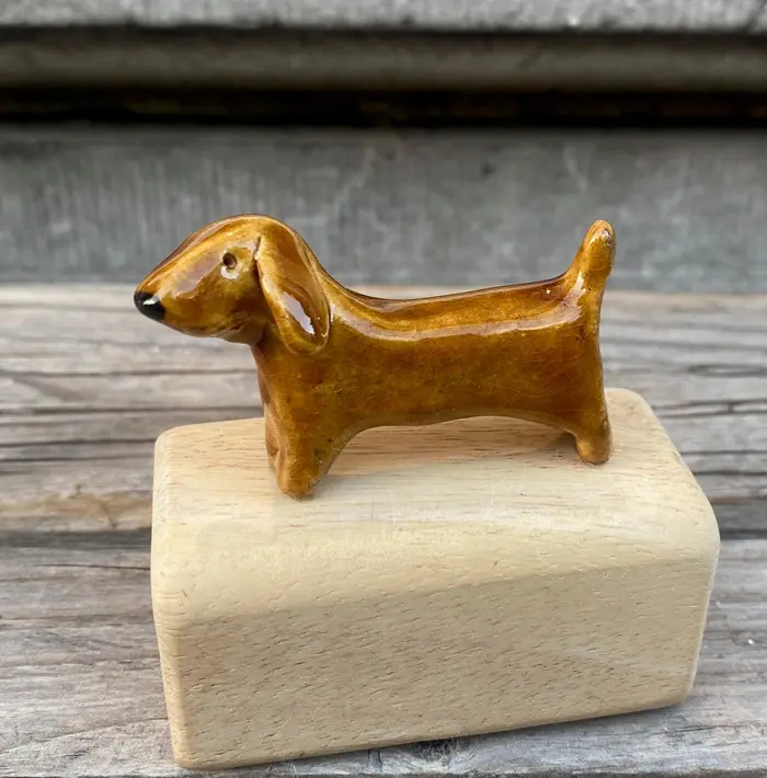 Kiki Demelinne, Pom Hondje, 45 euro, Ceramic on base, 8 cm