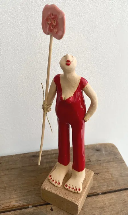Kiki Demelinne, Rode dame met bloem, 100 euro, Ceramic and wood, 25 cm