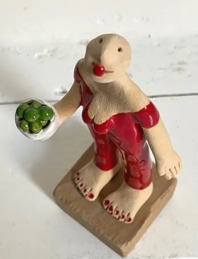 Kiki Demelinne, Rode dame met groene dingetejs, 90 euro, Ceramic, 17 cm