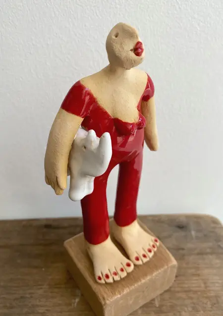 Kiki Demelinne, Rode dame met neushoorn, 90 euro, Ceramic on wooden base, 16 cm