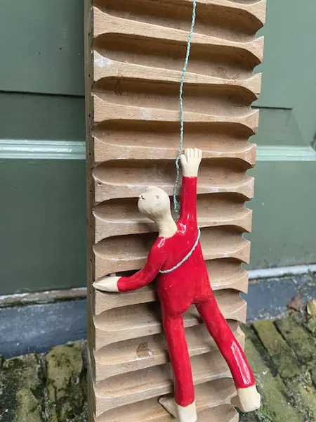 Kiki Demelinne, Rode Klimmer, 195 euro, Ceramic and old cigar press, 59 cm