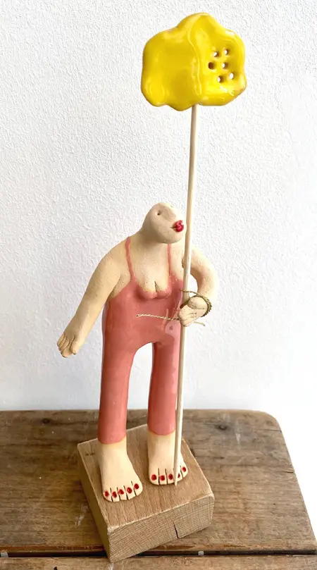 Kiki Demelinne, Roze dame met bloem, 90 euro, Ceramic and wood, 23 cm