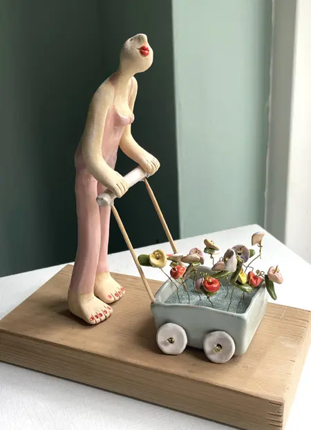 Kiki Demelinne, Roze vrouw met bloemenkar, 190 euro, Ceramic, 21x19x9 cm