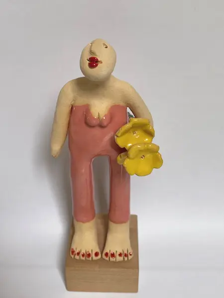 Kiki Demelinne, Roze vrouw met gele bloemen, 100 euro, Ceramic and toy block wood, 21x10x9 cm