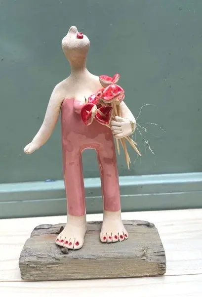 Kiki Demelinne, Roze vrouwtje met bloemen, 95 euro, Ceramic on old wood, 21 cm