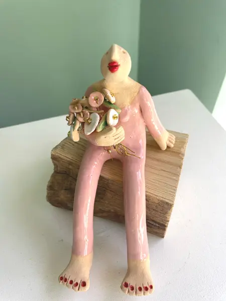 Kiki Demelinne, Roze vrouwtje met roze bloemen, 125 euro, Ceramic and old wood, 15 cm