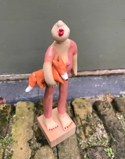 Kiki Demelinne, Roze vrouwtje met vos, 100 euro, Ceramic, 22 cm