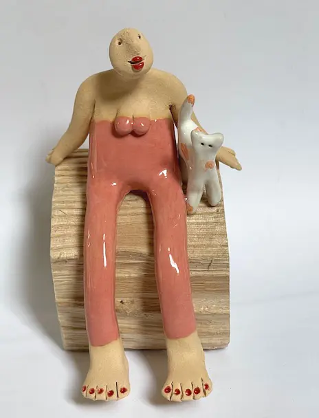 Kiki Demelinne, Roze zittende vrouw met poes, 150 euro, Ceramic and found wood, 15x10x12 cm