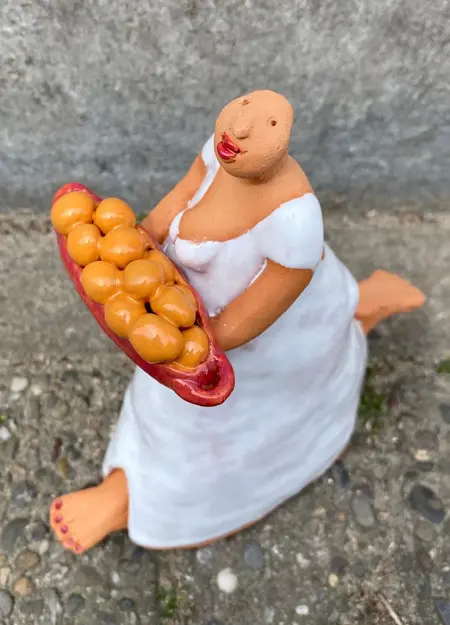 Kiki Demelinne, Sinaasappelsl, Ceramic on wooden base, 18 cm, €.175,-