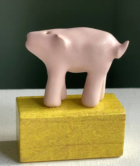 Kiki Demelinne, Spekkie op geel blokje, 50 euro, Ceramic on toy building block, 7x5x3 cm