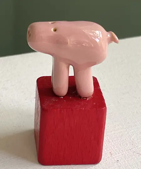 Kiki Demelinne, Spekkie rood, 45 euro, Ceramic on toy building block, 6 cm