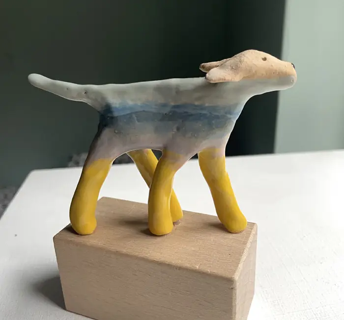 Kiki Demelinne, Strand hond, 65 euro, Ceramic on toy building block, 12x11x4 cm