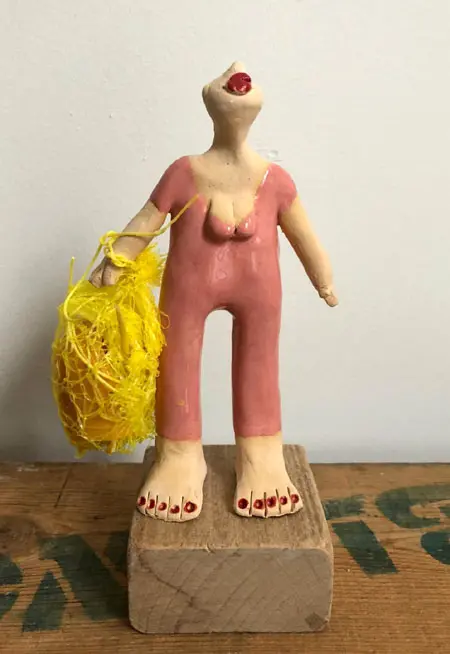 Kiki Demelinne, Strandjutter roze V, Ceramic and plastic from the beach, 17 cm inclusief sokkel, €.75,-