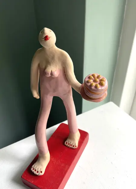 Kiki Demelinne, Taart, 155 euro, Ceramic on toy building block, 23 cm