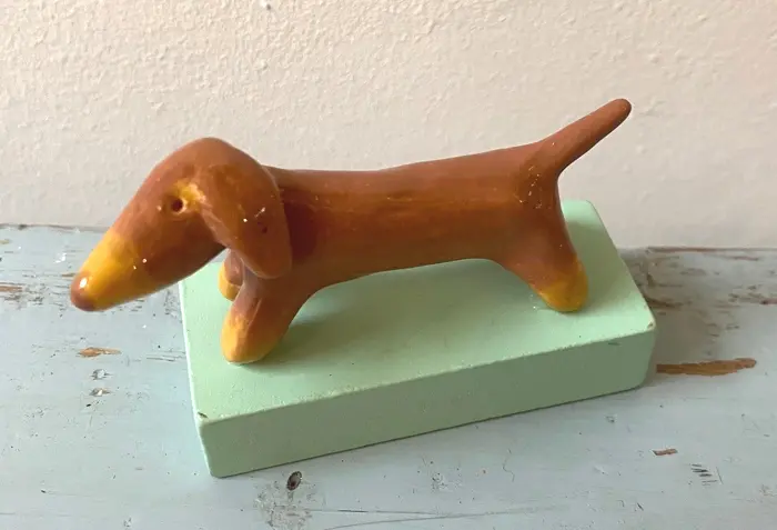 Kiki Demelinne, Teckel, 50 euro, Ceramic on toy block, 8 cm