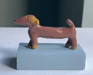 Kiki Demelinne, Teckel bruin, 50 euro, Ceramic on toy building block,65 cm
