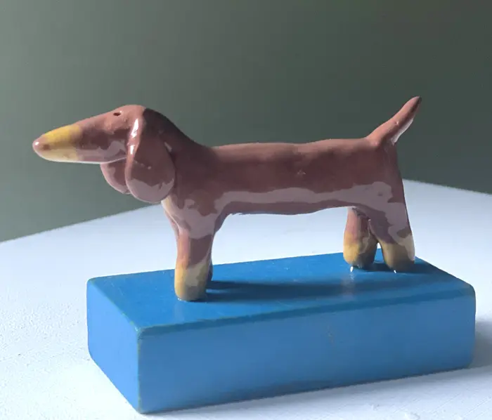 Kiki Demelinne, Teckel choco groot, 50 euro, Ceramic on toy building block, 7x10x4 cm